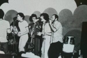 Apresentação do Patricio Rey antes até de se chamar assim (Carlos Solari, irmãos Beilinson e outros no palco do Teatro Lozano, La Plata, circa 1978)