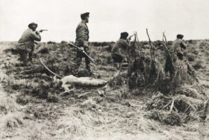 Popper e seus matadores. No centro um selk'nam morto.